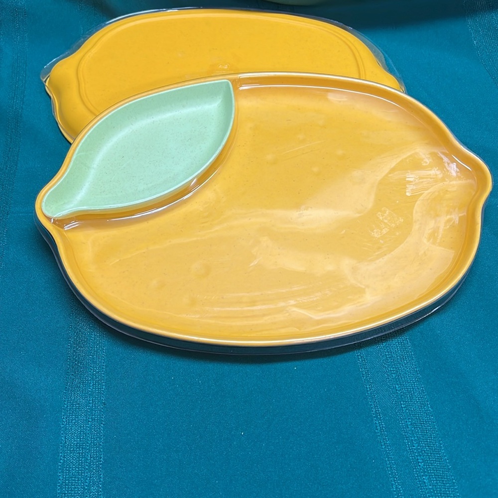 Lemon plastic  reusable platter 2 trays - Picture 6 of 7